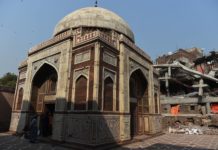 โบราณสถานในนิวเดลีไร้คนเหลียวแล ถูกชาวบ้านบุกยึดเป็นที่พัก