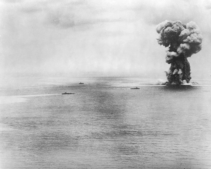 ภาพการระเบิดของเรือรบยามาโตะเมื่อวันที่ 7 เมษายน 1945 By Unknown US Navy personnel, via Wikimedia Commons