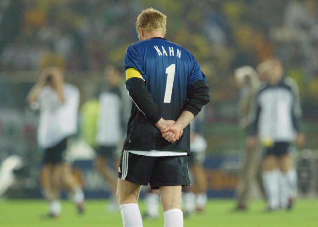 โอลิเวอร์ คาห์น กัปตันทีมชาติเยอรมนีที่ได้รับการยกย่องว่าเป็นนายทวารมือหนึ่งของโลกในยุคนั้น เดินคอตกหลังจบเกมนัดชิงฟุตบอลโลก 2002 เมื่อทีมต้องพ่ายให้กับบราซิลด้วยสกอร์ 2-0 ซึ่งลูกแรกที่เสียไปเกิดจากความผิดพลาดของคาห์นเองด้วยที่รับลูกยิงของริวัลโดหลุดมือจนถูกโรนัลโดยิงซ้ำเข้าไปได้ แม้ว่าก่อนหน้านั้นเขาจะช่วยทีมมาได้หลายครั้งก็ตาม ( AFP PHOTO / PATRICK HERTZOG)
