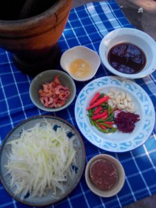 เครื่องส้มตำไทยมาตรฐาน มีมะละกอสับเป็นเส้น กระเทียม พริกแห้ง พริกขี้หนูสด น้ำมะขามเปียก น้ำปลา น้ำตาล น้ำมะนาว กุ้งแห้ง มะเขือเทศ