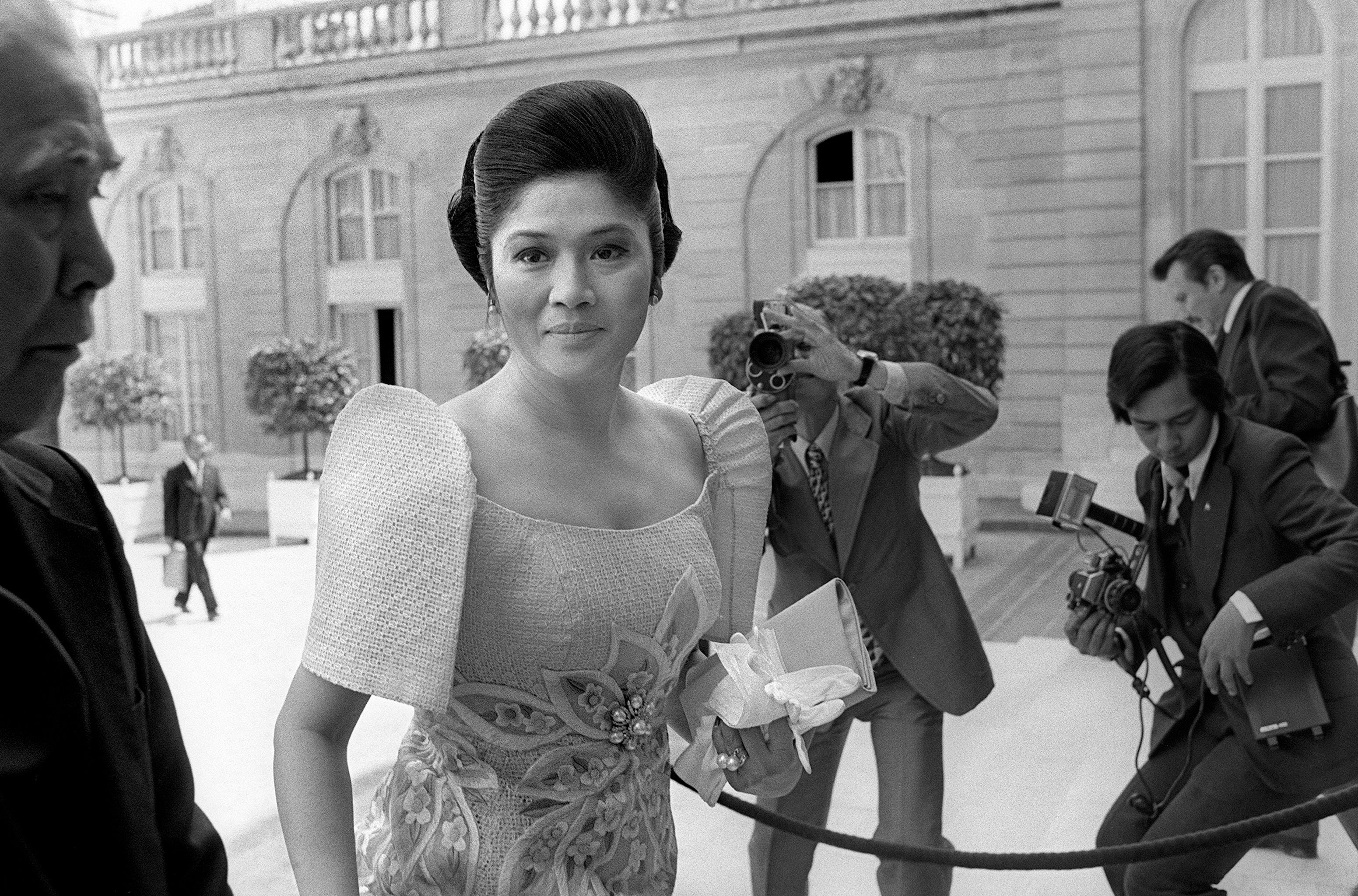 นางอีมัลดา มาร์กอส อดีตสุภาพสตรีหมายเลขหนึ่งของฟิลิปปินส์ ขณะเดินทางถึงทำเนียบประธานาธิบดีฝรั่งเศส (The Élysée Palace) ในกรุงปารีส เมื่อวันที่ 26 พฤษภาคม 1976 