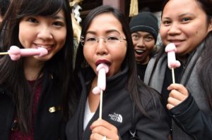 สาวๆโพสท่าน่ารักๆกับอมยิ้มรูปลึงค์ AFP / TORU YAMANAKA