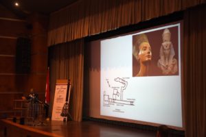 ภาพถ่ายในงานประชุมด้วยเรื่องฟาโรห์ตุตันคามุนที่จัดขึ้นที่พิพิธภัณฑ์แกรนด์อียิปเชียน เมื่อวันที่ 8 พฤษภาคม 2016 (AFP PHOTO / MOHAMED EL-SHAHED)