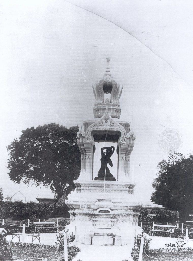 อุทกธาร แม่พระธรณีบีบมวยผม