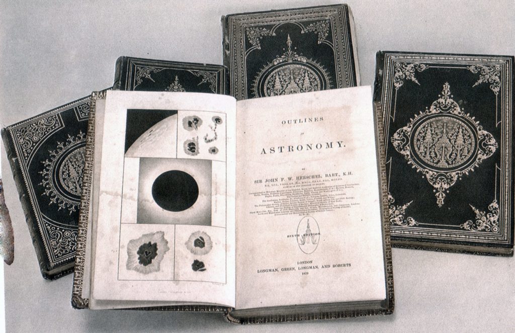 หนังสือ Outlines of Astronomy (เค้าโครงว่าด้วยเรื่องดาราศาสตร์) โดย Sir John F.W. Herschel, Bart ประทับตราพระมหาพิชัยมงกุฎ อันเป็นพระราชสัญลักษณ์ของพระบรมนามภิไธยของรัชกาลที่ 4 พร้อมด้วยตำราอื่นๆ ซึ่งมีหน้าปกเป็นตราพระราชลัญจกรประจำรัชกาลที่ 4