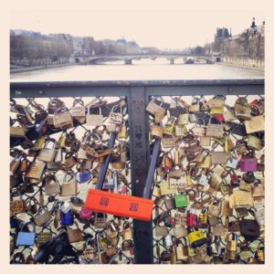 ภาพที่ล็อคมอเตอร์ไซค์ที่ถูกนำมาติดบนสะพาน Pont des Arts ในปารีส (AFP PHOTO / MAXIMILIEN LAMY) 