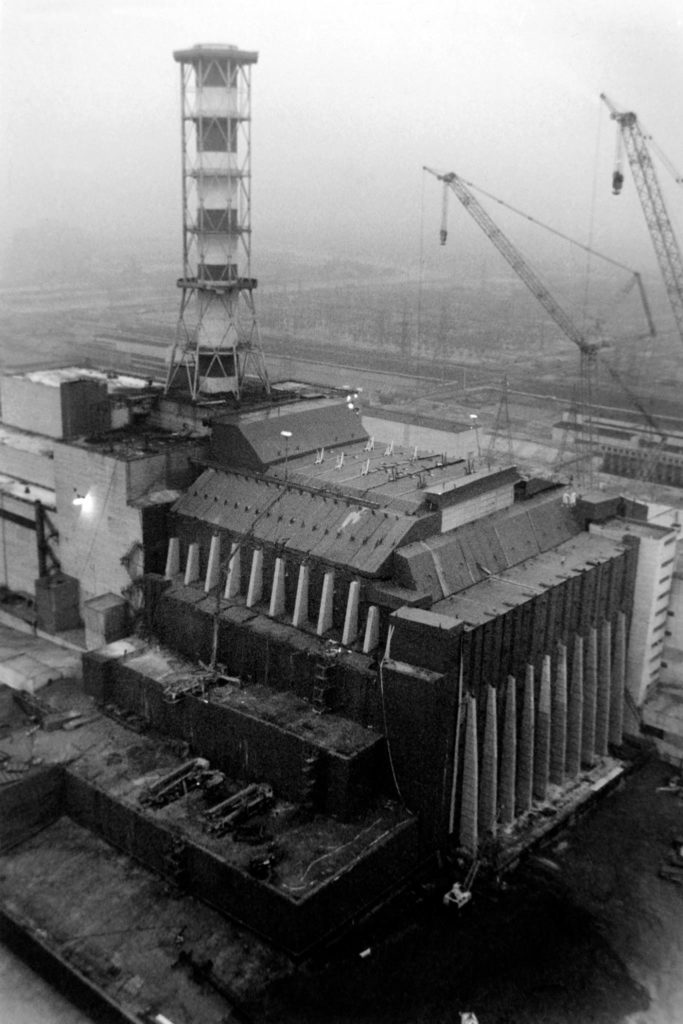 ภาพถ่ายเมื่อวันที่ 1 ตุลาคม 1986 แสดงการซ่อมแซมโรงไฟฟ้าเชอร์โนบิลหลังเกิดเหตุการณ์ระเบิด (AFP PHOTO / TASS / ZUFAROV)