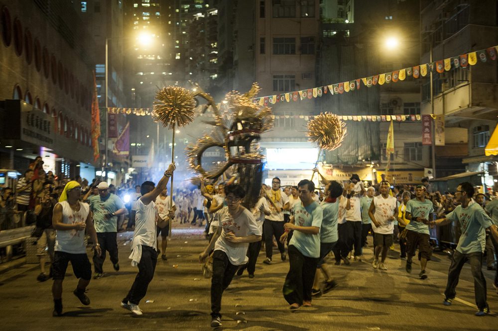 การแห่มังกรระหว่างการฉลองเทศกาลไหว้พระจันทร์ในฮ่องกง เมื่อวันที่ 8 กันยายน 2014 (AFP PHOTO / XAUME OLLEROS)