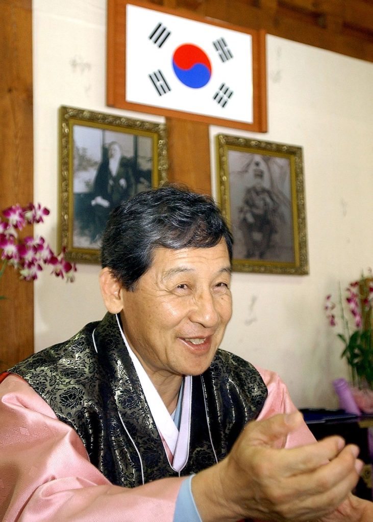 อี ซก หนึ่งในสมาชิกราชวงศ์เกาหลีที่ยังมีชีวิตอยู่ ระหว่างการให้สัมภาษณ์ในปี 2004 AFP PHOTO / JUNG YEON-JE