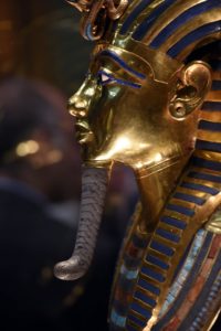 หน้ากากทองคำของฟาโรห์ตุตันคามุนถูกจัดแสดงในพิพิธภัณฑ์อียิปต์ในกรุงไคโร AFP  PHOTO / MOHAMED EL-SHAHED 