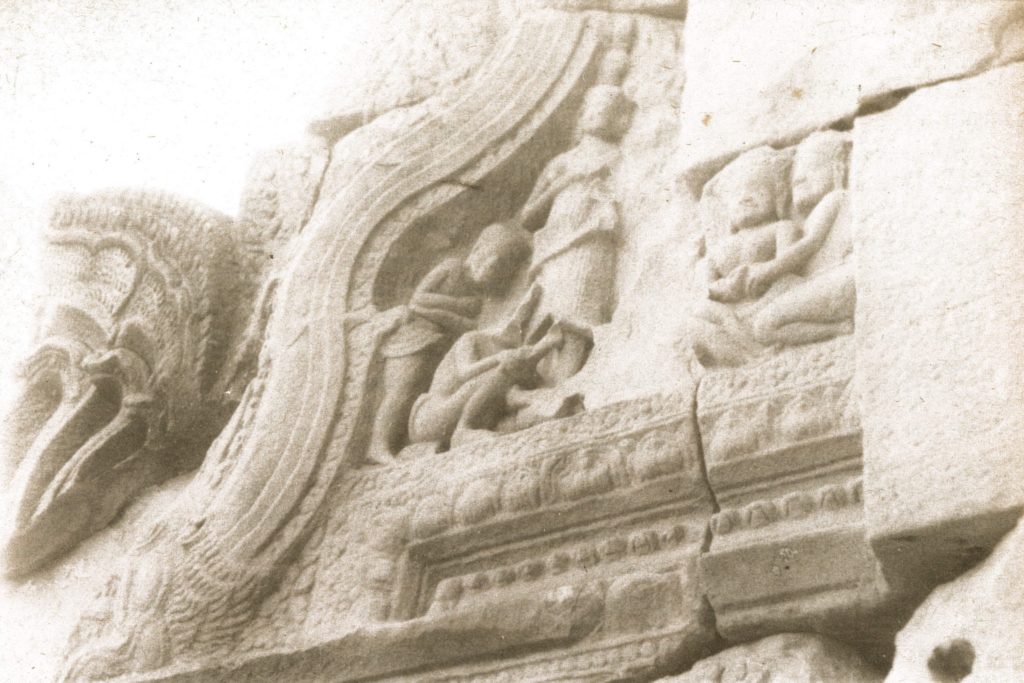 ภาพแกะสลัก ที่ ปราสาทหินเขาพนมรุ้ง สันนิษฐาน ว่าเป็น พิธีเบิกพรหมจารี