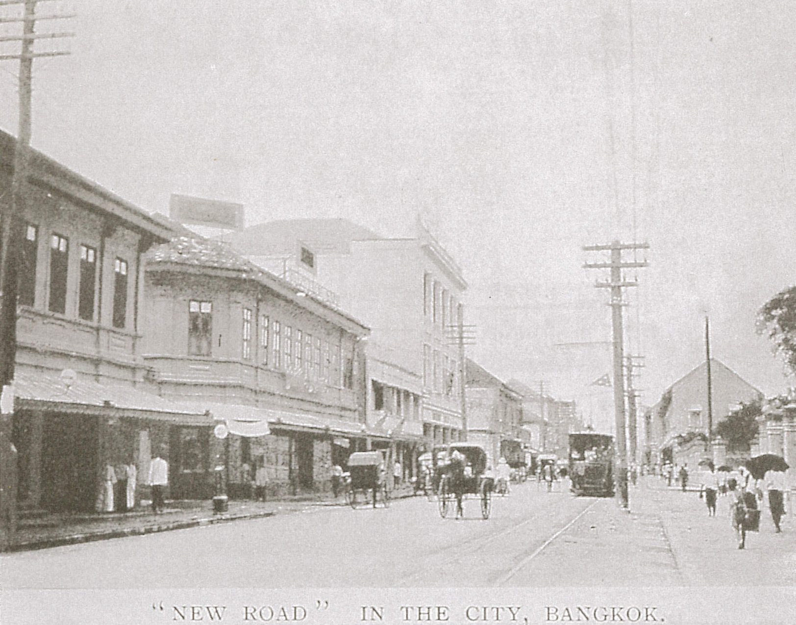 รถรางจอดบน ถนนเจริญกรุงใกล้เสาไฟฟ้า ภาพจากหนังสือ Siam (1913) โดย Walter Armstrong Graham