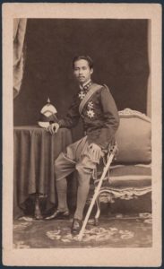พระบรมฉายาลักษณ์รัชกาลที่ 5 ฉายเมื่อต้นรัชกาล ในฉลองพระองค์ทหารมหาดเล็กรักษาพระองค์ยุคแรก
