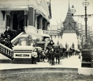 สมเด็จพระบรมโอรสาธิราช เจ้าฟ้ามหาวชิรุณหิศ สยามมกุฏราชกุมาร เสด็จขึ้นรถม้าพระที่นั่งซึ่งจอดเทียบอยู่หน้าพระที่นั่งจักรีมหาปราสาท ในคราวรับเสด็จพระเจ้าซาร์นิโคลัสที่ 2 แห่งรัสเชียเมื่อครั้งยังเป็นมกุฎราชกุมาร ขณะเสด็จฯ มาเยือนสยาม
