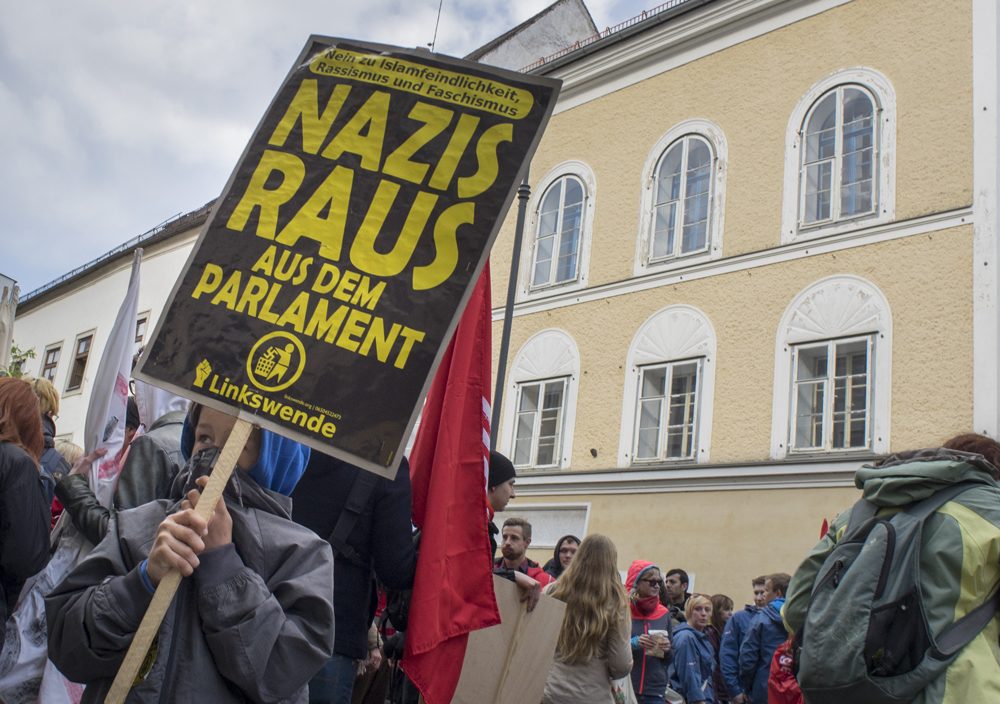 การประท้วงต่อต้านนาซีหน้าบ้านเกิดฮิตเลอร์เมื่อวันที่ 18 เมษายน 2015, AFP PHOTO / JOE KLAMAR