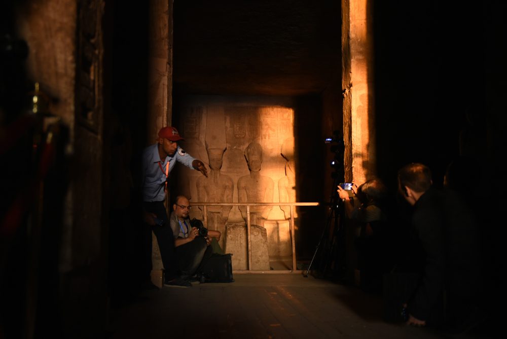 ภายในวิหารที่ประดิษฐานรูปปั้นฟาโรห์รามเสสที่ 2 ร่วมกับเทพเจ้าอีก 3 องค์ (AFP PHOTO / MOHAMED EL-SHAHED)