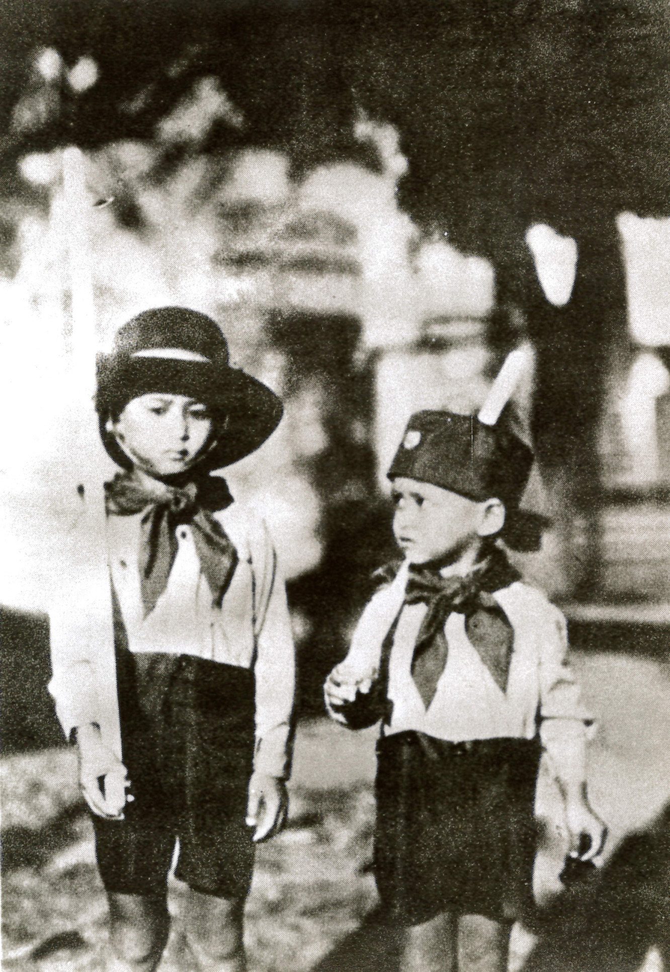 พระบาทสมเด็จพระเจ้าอยู่หัวอานันทมหิดล ในฉลองพระองค์ลูกเสือไทยและพระบาทสมเด็จพระเจ้าอยู่หัวภูมิพลอดุลยเดชในฉลองพระองค์ลูกเสือปัตตานี