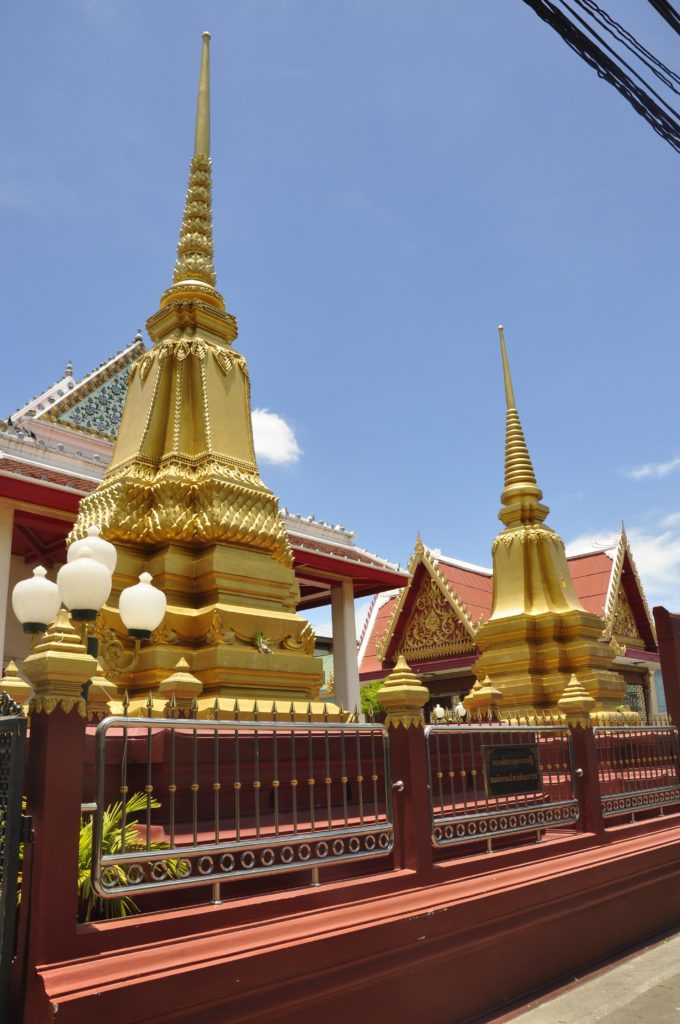 เจดีย์บรรจุพระบรมอัฐิพระเจ้าตากสิน กับพระอัครมเหสี อยู่หน้าพระอุโบสถเดิม วัดอินทาราม ธนบุรี 