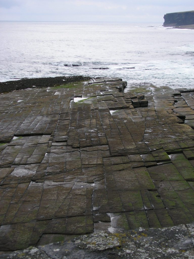 แนวรอยแยกบนแผ่นหินซึ่งเกิดขึ้นเองตามธรรมชาติในสก็อตแลนด์ by Mikenorton, via Wikimedia Commons.