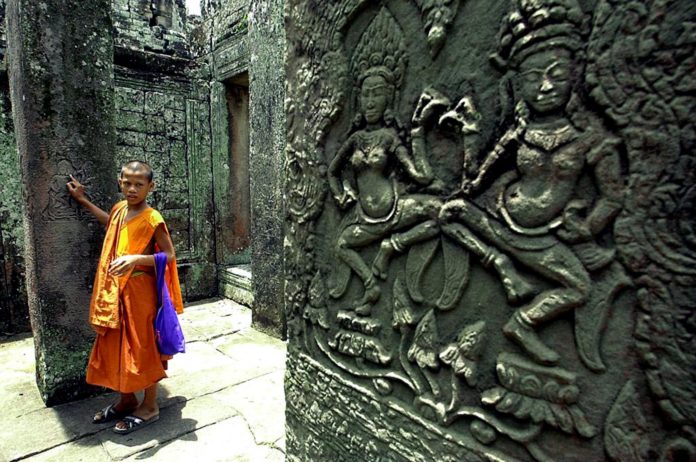 CAMBODIA-ANGKOR-SCULPTURE-MONK