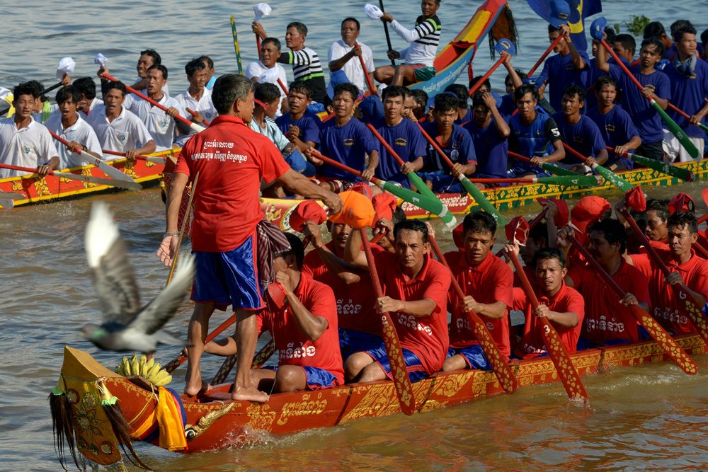 การแข่งเรือยาวในเทศกาลน้ำของกัมพูชาเมื่อวันที่ 13 พฤศจิกายน 2016 (AFP PHOTO / TANG CHHIN SOTHY)