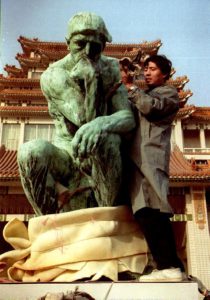 หนึ่งในรูปปั้น The Thinker ต้นฉบับของ ออกุส รอแดง ขณะนำไปจัดแสดงที่ประเทศจีน เมื่อเดือนกุมภาพันธ์ 1993 (MANUEL CENETA / AFP)
