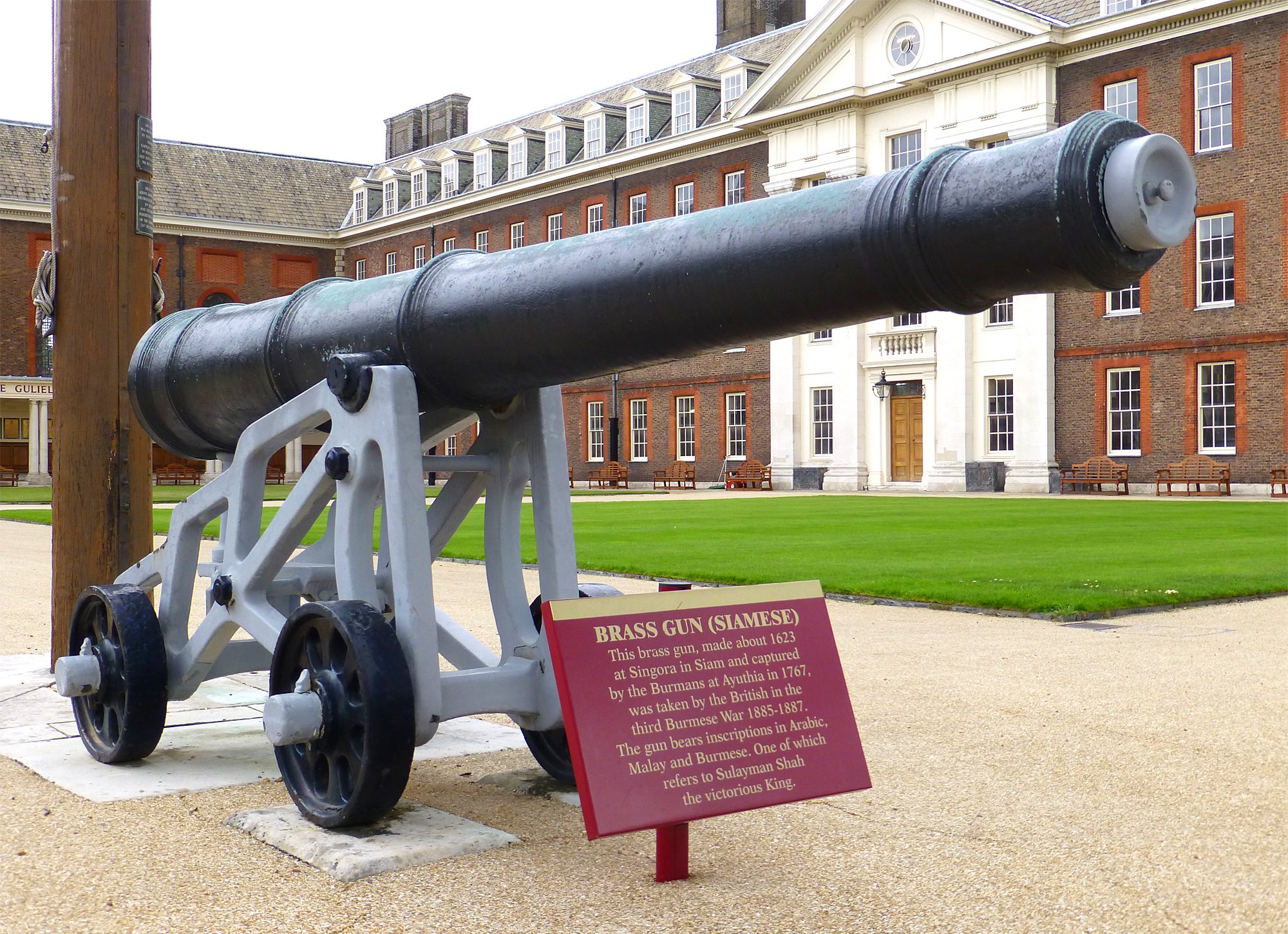 ภาพปืนใหญ่จากสงขลาหน้า Royal Hospital Chelsea ถ่ายเมื่อเดือนมิถุนายน 2014 (Singora, via Wikimedia Commons)