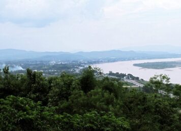 ที่ราบ เมืองเชียงแสน ด้านขวาคือ แม่น้ำโขง มี ตำนานเมืองสุวรรณโคมคำ เกี่ยวข้องกับ พญานาค