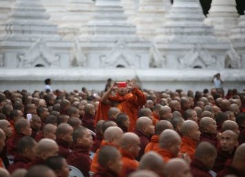 พระรายหนึ่งถ่ายรูประหว่างงานชุมนุมพระสงฆ์ไทย-พม่าในเมืองมัณฑะเลย์ เมื่อวันที่ 20 กันยายน 2015
