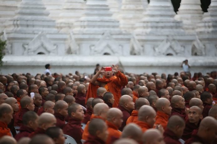 CORRECTION-MYANMAR-THAILAND-RELIGION พระรายหนึ่งถ่ายรูประหว่างงานชุมนุมพระสงฆ์ไทย-พม่าในเมืองมัณฑะเลย์ เมื่อวันที่ 20 กันยายน 2015