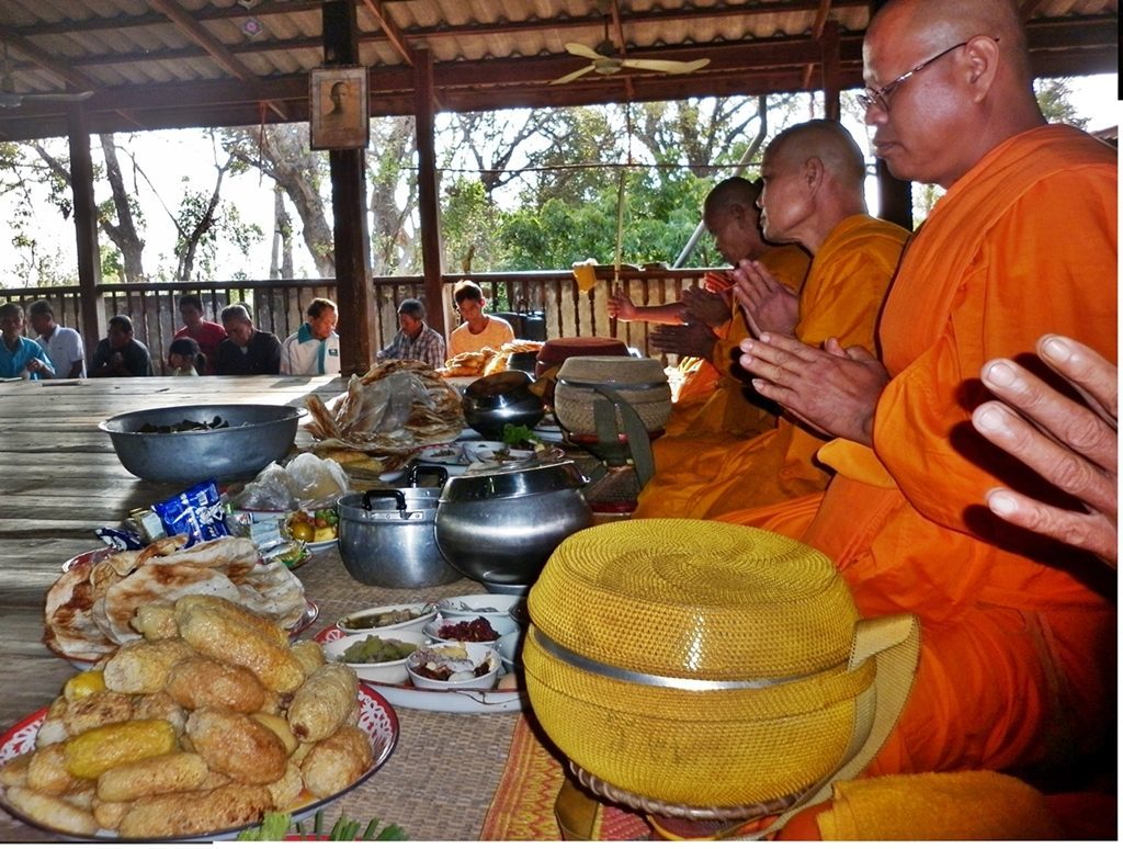 ชาวบ้าน ข้าวจี่ ถวาย พระสงฆ์