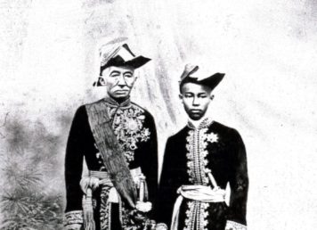 พระบาทสมเด็จพระจอมเกล้าเจ้าอยู่หัว รัชกาลที่ 4 ทรงฉายกับพระบาทสมเด็จพระจุลจอมเกล้าเจ้าอยู่หัว รัชกาลที่ 5