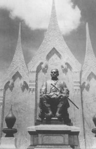 พระบรมราชานุสาวรีย์พระบาทสมเด็จพระนั่งเกล้าเจ้าอยู่หัว ณ ลานมหาเจษฎาบดินทร์ ถนนราชดำเนินกลาง ความงามวังท่าพระ