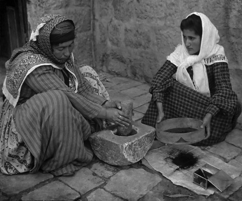 หญิง ชาวอาหรับ ใช้ ครก บด เมล็ด กาแฟ