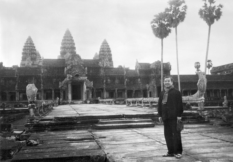 พระบาทสมเด็จพระนโรดม สีหนุ ถ่ายรูป หน้า ปราสาท นครวัด