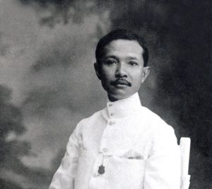 พระเจ้าบรมวงศ์เธอ พระองค์เจ้ารพีพัฒนศักดิ์ กรมหลวงราชบุรีดิเรกฤทธิ์ ลูกศิษย์ เจ้าพระยายมราช (ปั้น สุขุม)
