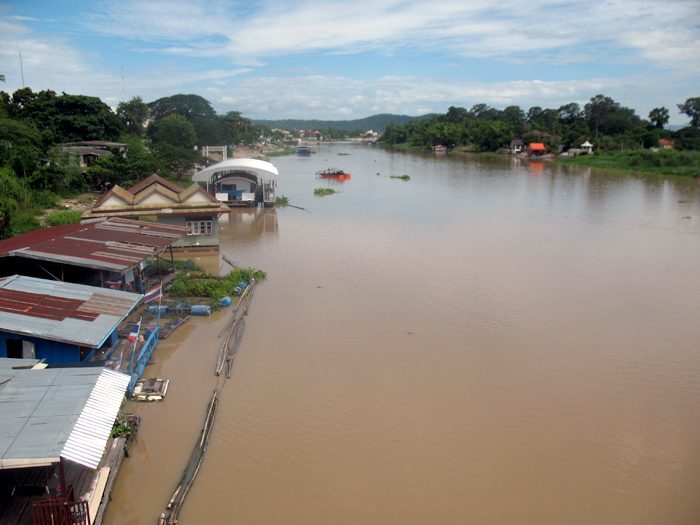 เรือนแพ แม่น้ำสะแกกรัง จังหวัดอุทัยธานี