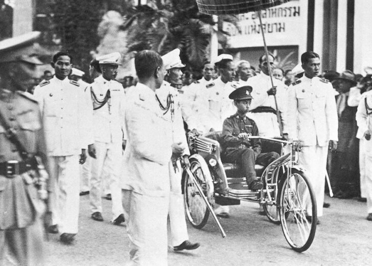 รัชกาลที่ 8 ประทับรถสามล้อ เสด็จพระราชดำเนินมาทรงทอดพระเนตร เปิดงานฉลองรัฐธรรมนูญ 8 ธันวาคม พุทธศักราช 2481 งานฉลองรัฐธรรมนูญ สวนสราญรมย์