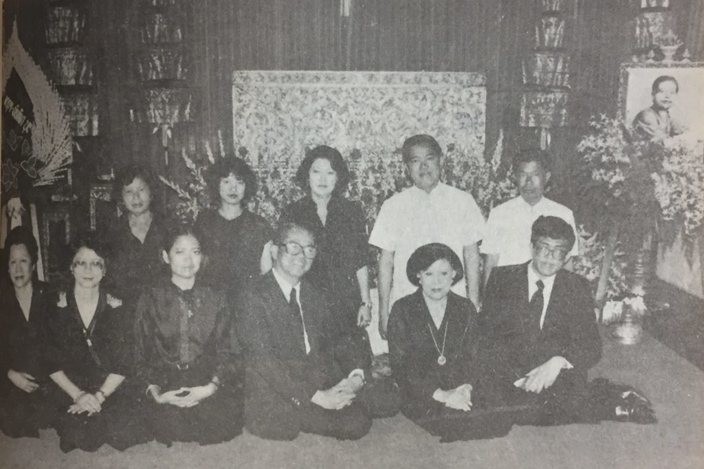 ลูกหลาน ขุนหลวงพระยาไกรสี (แถวหน้า) หลานตา (แถวหลัง) หลานปู่