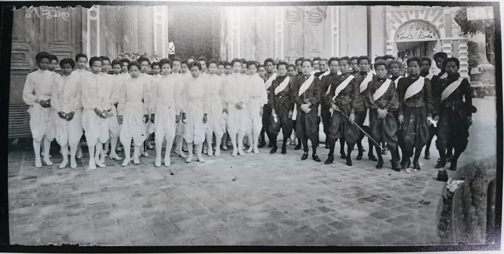 สมเด็จพระศรีพัชรินทรา บรมราชินีนาถ และสมเด็จพระศรีสวรินทิรา บรมราชเทวี พร้อมด้วยพระราชชายา พระเจ้าลูกเธอ เจ้าจอมมารดา พระบรมวงศานุวงศ์และข้าราชบริพารฝ่ายใน ทรงฉายภาพเป็นที่ระลึกในงานพระเมรุ พระเจ้าลูกเธอ พระองค์เจ้าศรีวิไลยลักษณ์ สุนทรศักดิ์กัลยาวดี กรมขุนสุพรรณภาควดี ณ พระราชวังบางปะอิน โดยผู้มีพระชันษาสูงกว่าพระเจ้าลูกเธอในพระโกศ จะทรงสีดำไว้ทุกข์ส่วนผู้ที่มีพระชันษาอ่อนกว่าจะทรงชุดขาว ตามธรรมเนียมในสมัยนั้นสีไว้ทุกข์ สมัย รัชกาลที่ 5 ประกอบด้วย สีดำ สีขาว สีม่วงแก่ หรือ น้ำเงินแก่