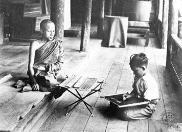 พระสงฆ์ สอนเด็ก นักเรียน