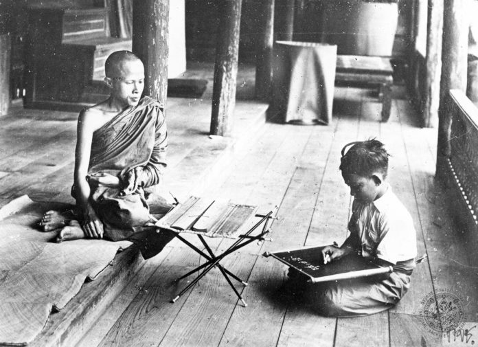 พระสงฆ์ สอนเด็ก นักเรียน