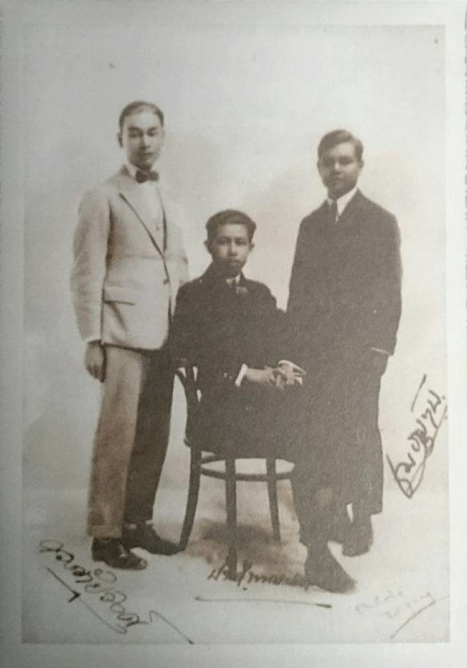 ภาพถ่ายของ ปรีดี พนมยงค์ ร่วมกับ ควง อภัยวงศ์ และ ชุม จารุรัตน์ 