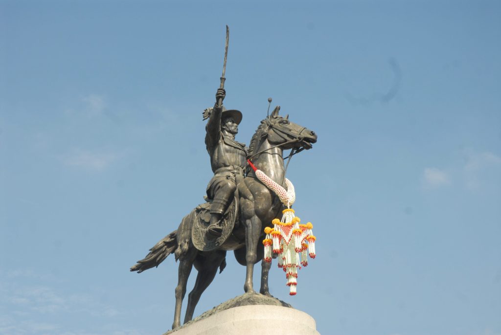 อนุสาวรีย์พระเจ้าตาก ที่ วงเวียนใหญ่ อนุสาวรีย์ ของ สมเด็จพระเจ้ากรุงธนบุรี