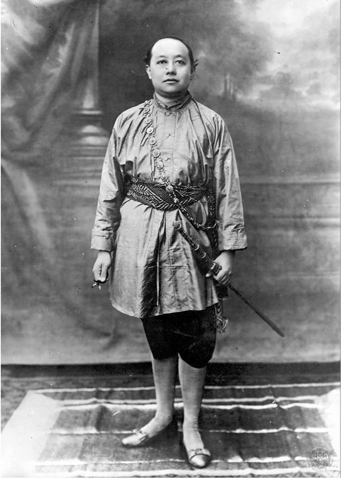 พระบาทสมเด็จพระมงกุฎเกล้าเจ้าอยู่หัว ทรงฉลองพระองค์ชุดพระมหาพิชัยยุทธ ในพระหัตถ์ซ้ายทรงถือพระแสงดาบคาบค่าย
