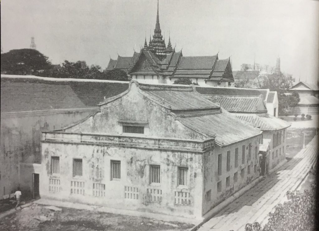 พระตำหนักสวนกุหลาบภายในพระบรมมหาราชวัง ที่รัชกาลที่ 5 โปรดเกล้าฯ ให้ใช้เป็นสถานที่จัดตั้งเป็น "โรงเรียนพระตำหนักสวนกุหลาบ"