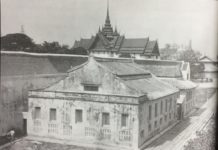 พระตำหนักสวนกุหลาบภายในพระบรมมหาราชวัง ที่รัชกาลที่ 5 โปรดเกล้าฯ ให้ใช้เป็นสถานที่จัดตั้งเป็น "โรงเรียนพระตำหนักสวนกุหลาบ"