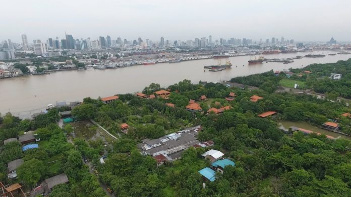 ท่าเรือกรุงเทพ คลองเตย ฝั่งตรงข้ามคือบางกระเจ้า