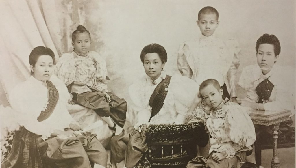 พระราชธิดาชั้นเจ้าฟ้าในรัชกาลที่ 5 ประทับจากซ้าย สมเด็จพระเจ้าบรมวงศ์เธอ เจ้าฟ้าจันทราสรัทวาร กรมขุนพิจิตรเจษฎ์จันทร์, สมเด็จพระเจ้าบรมวงศ์เอ เจ้าฟ้านิภานภดล กรมขุนอู่ทองเขตขัตติยนารี, สมเด็จพระเจ้าบรมวงศ์เอ เจ้าฟ้าเยาวมาลย์นฤมล กรมขุนสวรรคโลกลักษณวดี, สมเด็จพระเจ้าบรมวงศ์เอ เจ้าฟ้ามาลินีนพดารา กรมขุนศรีสัชนาลัยสุรกัญญา, สมเด็จพระเจ้าบรมวงศ์เธอ เจ้าฟ้าสุทธาทิพยรัตน์ กรมหลวงศรีรัตนโกสินทร ประทับยืน สมเด็จพระปิตุจฉาเจ้า เจ้าฟ้าวไลยอลงกรณ์ กรมหลวงเพชรบุรีราชสิรินธร ราชพัสตราภรณ์ ราชสำนักฝ่ายใน