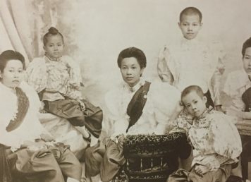 พระราชธิดาชั้นเจ้าฟ้าในรัชกาลที่ 5 ประทับจากซ้าย สมเด็จพระเจ้าบรมวงศ์เธอ เจ้าฟ้าจันทราสรัทวาร กรมขุนพิจิตรเจษฎ์จันทร์, สมเด็จพระเจ้าบรมวงศ์เอ เจ้าฟ้านิภานภดล กรมขุนอู่ทองเขตขัตติยนารี, สมเด็จพระเจ้าบรมวงศ์เอ เจ้าฟ้าเยาวมาลย์นฤมล กรมขุนสวรรคโลกลักษณวดี, สมเด็จพระเจ้าบรมวงศ์เอ เจ้าฟ้ามาลินีนพดารา กรมขุนศรีสัชนาลัยสุรกัญญา, สมเด็จพระเจ้าบรมวงศ์เธอ เจ้าฟ้าสุทธาทิพยรัตน์ กรมหลวงศรีรัตนโกสินทร ประทับยืน สมเด็จพระปิตุจฉาเจ้า เจ้าฟ้าวไลยอลงกรณ์ กรมหลวงเพชรบุรีราชสิรินธร ราชพัสตราภรณ์ ราชสำนักฝ่ายใน